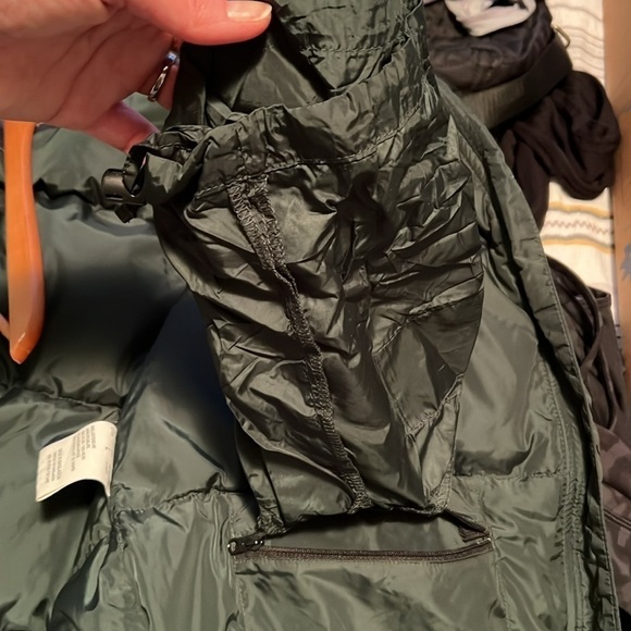 John Rich & Bros Woolrich Puffer Vest. Size L - Picture 7 of 10